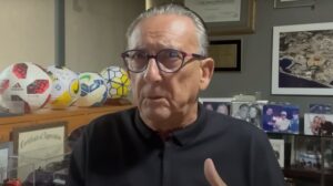 Icnico narrador esportivo da TV, Galvo Bueno hoje  assduo comentarista nas redes sociais (foto: Reproduo/Youtube/Canal do GB)