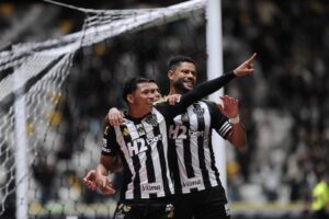Rony e Hulk comemoram gol do Atltico diante do Internacional, na Arena MRV (foto: Alexandre Guzanshe/EM/D.A. Press)