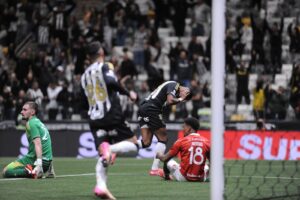 Jnior Santos corre para comemorao com a mo no ouvido aps marcar para o Atltico contra o Internacional, na Arena MRV (foto: Alexandre Guzanshe/EM/D.A. Press)