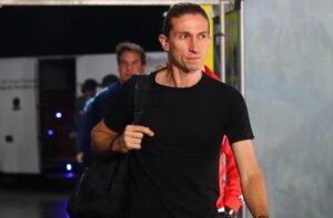 Filipe Luis de camisa preta (foto: Gilvan de Souza/Flamengo)