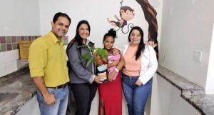 Mães de recém-nascidos no Hospital de Timóteo são presenteadas com mudas do Oikós