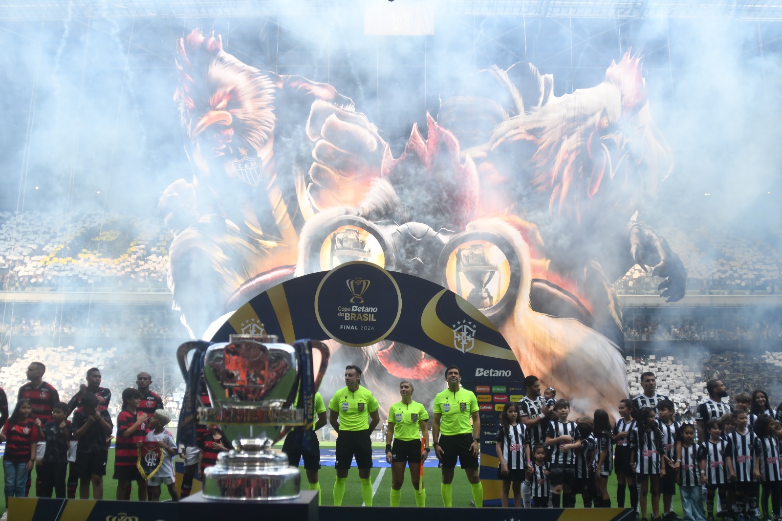 Mosaico da torcida do Atltico antes da final da Copa do Brasil contra o Flamengo - (foto: Alexandre Guzanshe/EM/D.A Press) Mosaico da torcida do Atltico antes da final da Copa do Brasil contra o Flamengo - (foto: Alexandre Guzanshe/EM/D.A Press)