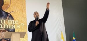 Padre exorcista confirma presença em evento gratuito de cura e libertação no Vale do Aço