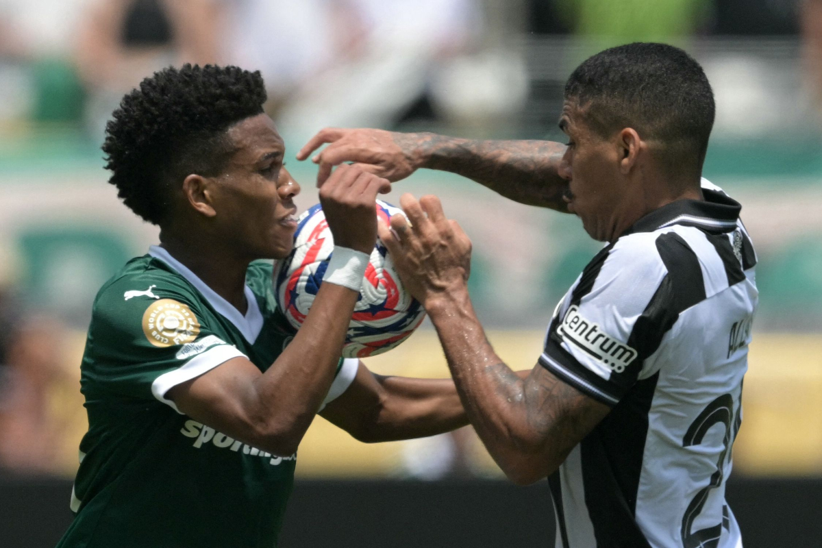 Disputa de bola em Palmeiras x Botafogo pelo Mundial de Clubes - (foto: JUAN MABROMATA/AFP) Disputa de bola em Palmeiras x Botafogo pelo Mundial de Clubes - (foto: JUAN MABROMATA/AFP)