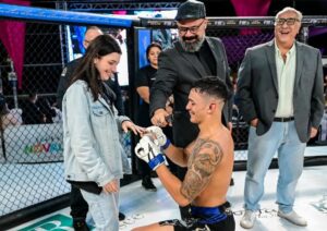 Kau Vaz pede namorada em casamento no Federao Fight (foto: Rafael Lav/Federao Fight)