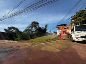 Prefeitura recupera área degradada usada como ponto de descarte irregular entre os bairros Veneza e Centro
