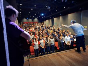 Projeto Encontros em Cantos reúne pessoas idosas e jovens em aula coletiva