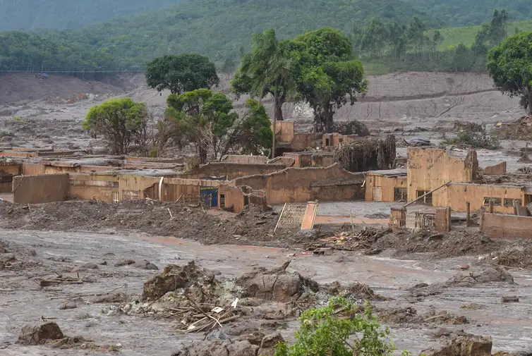 Antonio Cruz/ Agência Brasil Mariana (MG) - Distrito de Bento Rodrigues, em Mariana (MG), atingido pelo rompimento de duas barragens de rejeitos da mineradora Samarco (Antonio Cruz/Agência Brasil)