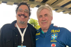 Reencontro entre Walter Casagrande e Carlo Ancelotti em treino da Seleo Brasileira em So Paulo (foto: Reproduo/Instagram)