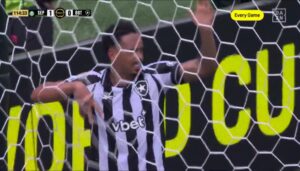 Vitinho perdeu 'gol feito' contra o Palmeiras (foto: Reproduo/Dazn)