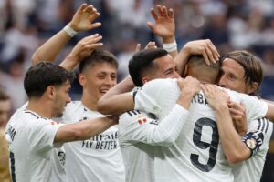 Jogadores do Real Madrid comemoram gol em partida do Campeonato Espanhol (foto: Pierre-Philippe MARCOU / AFP)