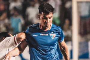Pol Fernandez em campo pelo Fortaleza (foto: Divulgao/Fortaleza)