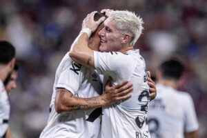 Jogadores do Santos comemoram gol contra o Fortaleza (foto: Divulgao/Santos)