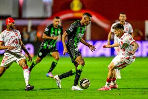 Amrica em jogo com o Vila Nova pela Srie B (foto: Mouro Panda/Amrica)