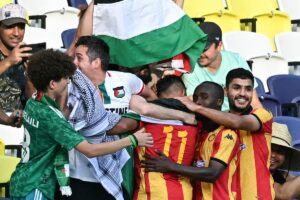 Jogadores do Esprance Tunis comemoram gol junto de torcedores no Mundial de Clubes (foto: Paul ELLIS/AFP)