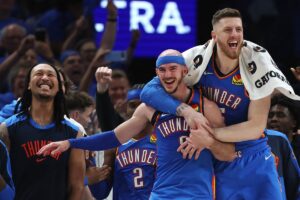 Jogadores do Oklahoma City Thunder comemoram vitria na final da NBA (foto: MATTHEW STOCKMAN / GETTY IMAGES NORTH AMERICA / Getty Images via AFP)