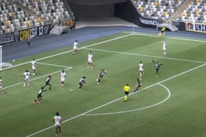 Jogadores do Atltico comemoram gol contra o Vitria na Arena MRV (foto: Reproduo/GaloTV)