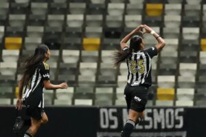 Jogadoras do Atltico comemoram gol contra o Vitria na Arena MRV (foto: Divulgao/Atltico)
