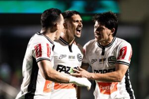 Jogadores do Athletic comemoram gol em partida da Srie B (foto: Divulgao/Athletic)