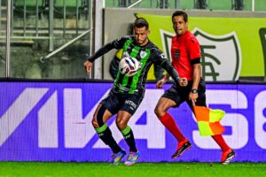 Fabinhi, do Amrica, em jogo pela Srie B (foto: Mouro Panda/Amrica)