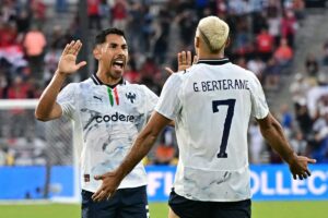 Jogadores do Monterrey comemoram gol contra o Urawa Reds no Mundial de Clubes (foto: FREDERIC J. BROWN/AFP)