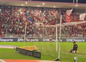 Matheus Mendes de joelhos aps sofrer gol em CRB x Amrica (foto: Reproduo)