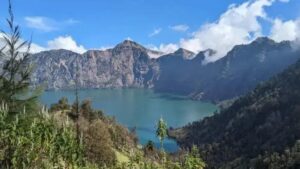 Acidente no Monte Rinjani: Turista cai 200 metros em trilha perigosa