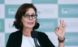 Alexandre de Moraes converte prisão de Carla Zambelli em definitiva