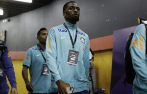 Alexsandro em dividida com Alan Franco, do Atltico, em Brasil x Equador (foto: RODRIGO BUENDIA/AFP)