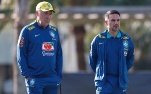 Ancelotti e Rodrigo Caetano em treino da Seleo (foto: Rafael Ribeiro/CBF)