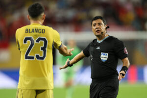 rbitro discute com jogador durante Mundial de Clubes da Fifa (foto: Kevin Cox/Getty Images via AFP)