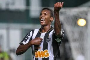 Atacante Jô, ex-jogador do Atlético, é preso por pensão alimentícia