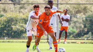 Disputa de bola em jogo entre Coimbra e Atltico pelo Mineiro Sub-15 (foto: Coimbra/Divulgao)