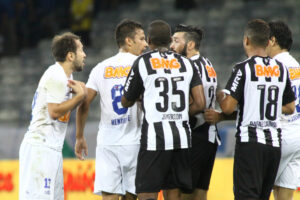 Jogadores de Atltico e Cruzeiro em final da Copa do Brasil de 2014 (foto: Rodrigo Clemente/EM/D.A Press)