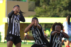 Jogadoras do Atltico comemoram gol sobre o Paysandu (foto: Divulgao/Atltico)