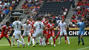 Bayern de Munique e Auckland City abriram o Grupo C no Mundial de Clubes (foto: Paul Ellis/AFP)