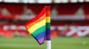 Bandeirinha de escanteio em estdio de futebol, com as cores do movimento LGBTQIA+. (foto: Divulgao)