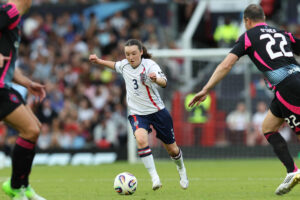 Bella Ramsey em ao pela partida beneficente do Soocer Aid no Old Trafford (foto: DARREN STAPLES/AFP)