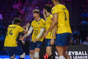 Lukas Bergmann comemora ponto pela Seleo Masculina de Vlei contra a China, na Liga das Naes (foto: Divulgao/FIVB)
