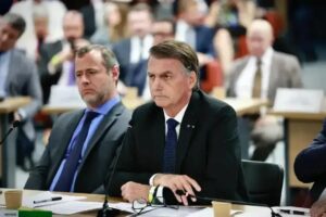 Bolsonaro se diz “arrepiado” ao discutir atos de 8 de janeiro como golpe
