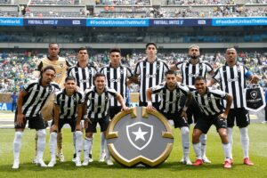 Time do Botafogo em foto protocolar no Mundial de Clubes (foto: Vtor Silva/Botafogo)