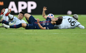 Igor Jesus e Cuiabano do carrinhos durante jogo do Botafogo contra o PSG (foto: Yuri Cortez/AFP)