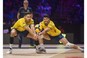 Judson e Honorato, do Brasil, em ao pela Liga das Naes Masculina de Vlei (foto: Divulgao/FIVB)