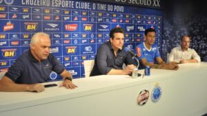Bruno Vicintin (ao centro), ex-dirigente do Cruzeiro (foto: Edsio Ferreira/EM/D.A Press)
