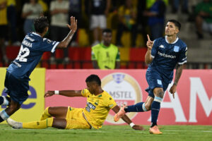 Solari e Almendra comemoram gol do Racing-ARG contra o Atltico Bucaramanga-COL pela Copa Libertadores de 2025 (foto: Raul Arboleda/AFP)