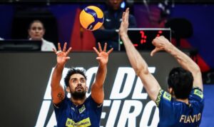 Cachopa levanta bola para Flvio durante Brasil x Cuba, pela Liga das Naes Masculina de Vlei (foto: Divulgao/FIVB)