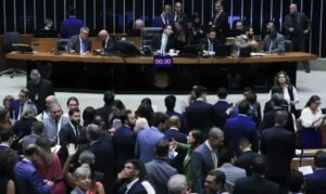 Câmara dos Deputados aprova urgência para suspender decreto do IOF