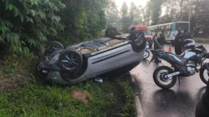 Capotamento no Morro do HMC em Ipatinga: Motorista com lesões