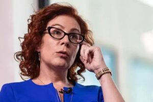 Carla Zambelli é considerada foragida após ser incluída na lista da Interpol