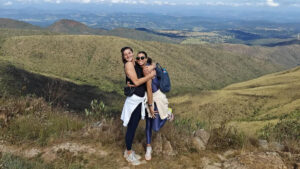 Carolana (direita) ao lado da esposa Anne Bujis (esquerda) em trekking em Minas Gerais (foto: Reproduo/Instagram)